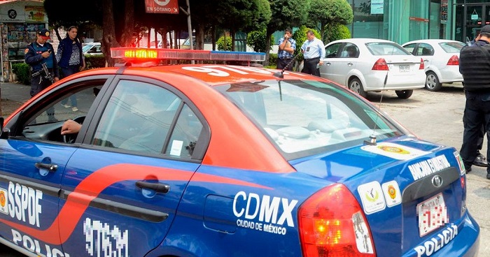 CDMX: ¡El colmo! Detienen semidesnudo a policía por abusar de una mujer