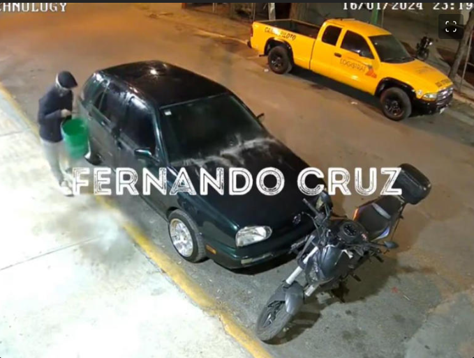 ¿Karma? Extorsionador prende fuego a coche en el Edomex y resulta quemado