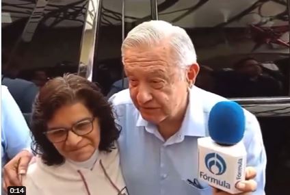 AMLO quita micrófono a reportero de Radio Fórmula; “son muy mentirosos”, le dice