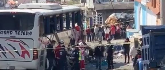 Camión de pasajeros se estrella contra casa y deja al menos 19 muertos