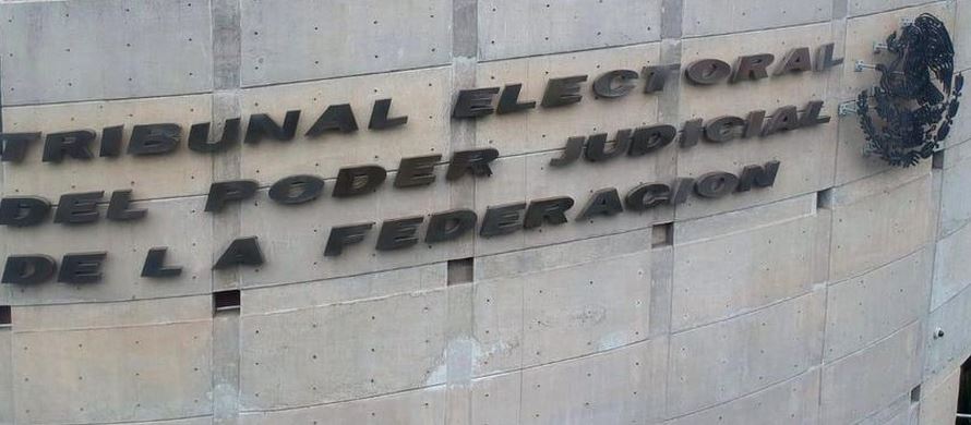 Magistrados electorales del TEPJF exhiben a su presidente