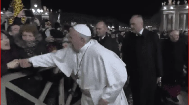 Papa Francisco saluda e invita a mujer a la que le dio un manotazo