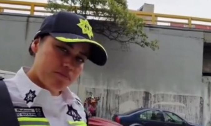 (VIDEO) Edomex: Mujer policía recibe 'mordida' de $3 mil y se pone amable