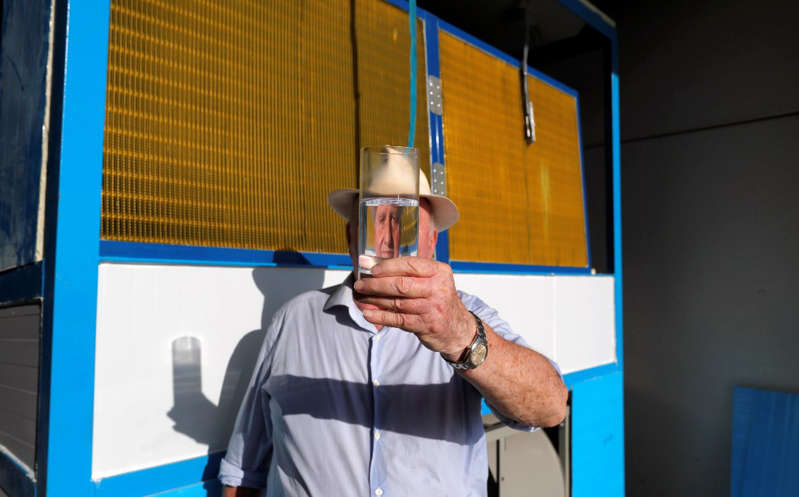 ¡Increíble! Hombre crea máquina que produce agua con aire; así funciona