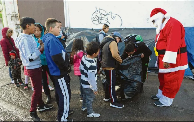 Alivian con regalos la espera de niños migrantes