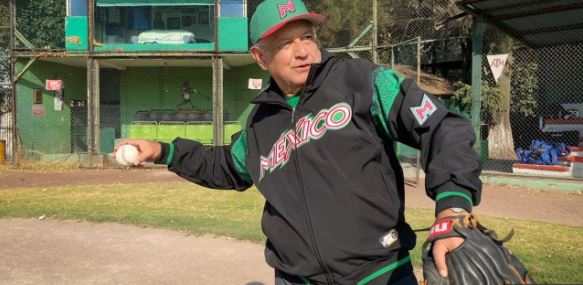 AMLO se escapa para ir a jugar beisbol en deportivo de CDMX