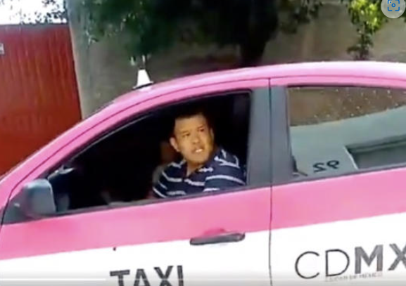 Taxista agresivo arremete contra padres de famiia frente a una escuela