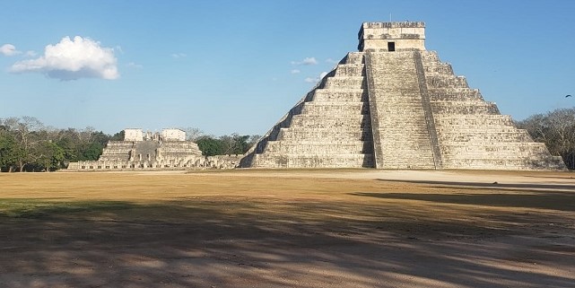 Kukulkán desciende del castillo de Chichén esplendoroso y solitario