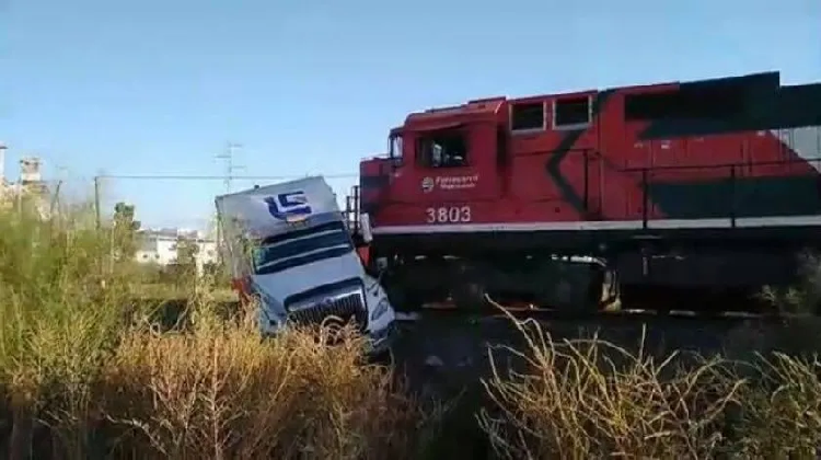 Tráiler intenta ganarle el paso a tren carguero y se impacta