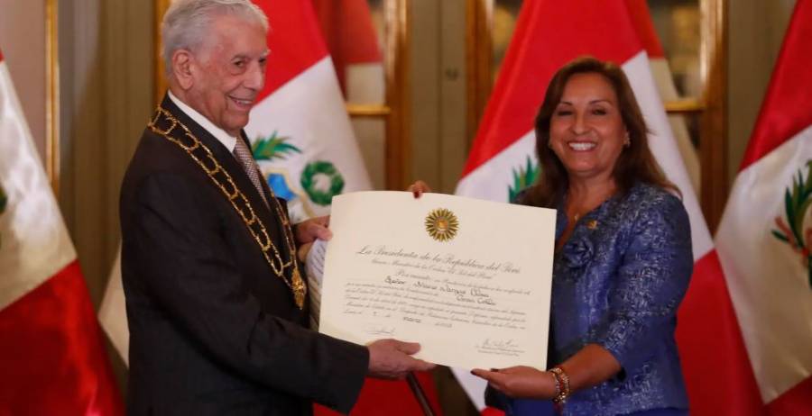 AMLO critica a presidenta de Perú por condecorar al escritor Vargas Llosa