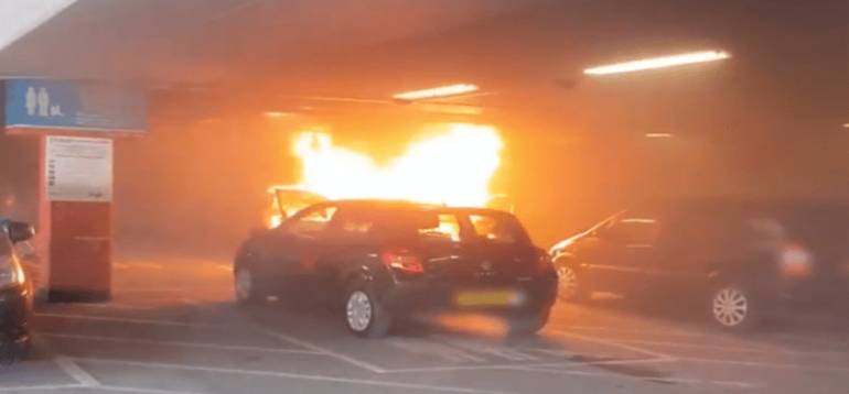 Madre tuvo que elegir a cual de sus hijos salvaba primero de auto en llamas