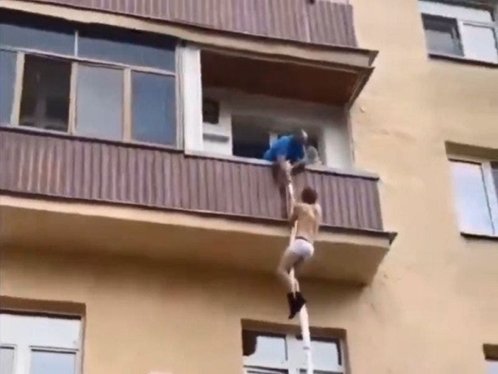 (VIDEO) Amante escapa por el balcón después de haber sido descubierto