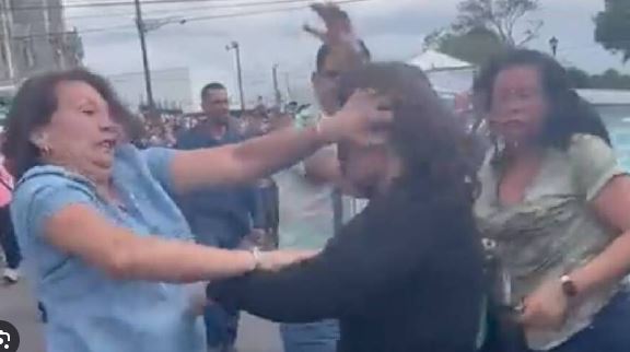 (VÍDEO) Mujer noquea a otra de un golpe frente a una iglesia