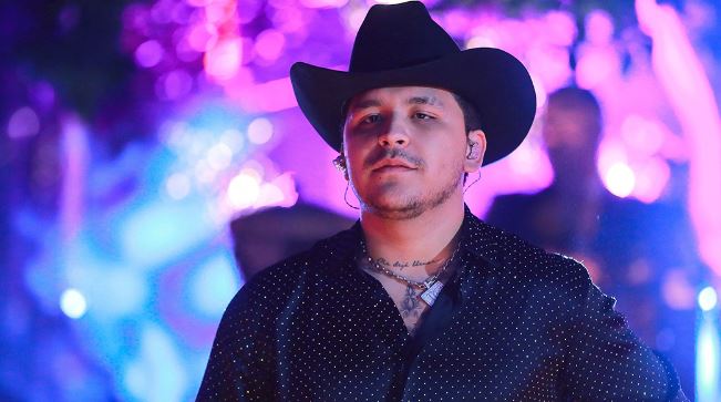 Christian Nodal llora en pleno concierto por críticas en su contra