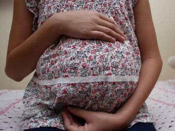 ‘Perdonan’ a hombre acusado de abuso; embarazó a su hijastra