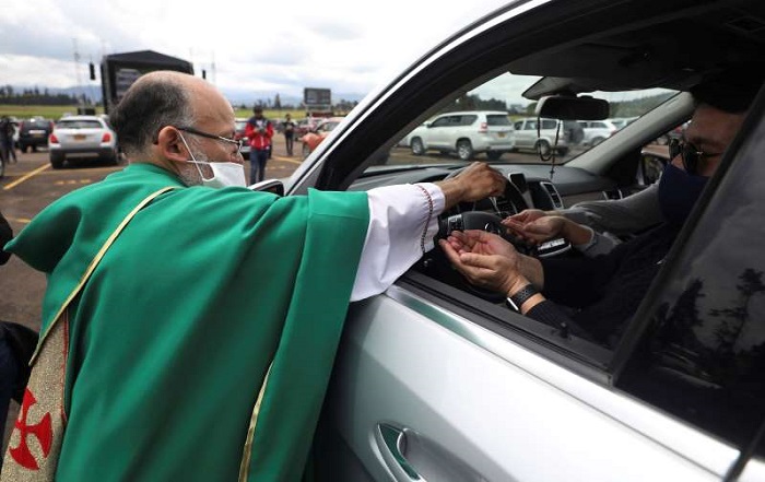 Colombia: Sacerdote oficia misa a fieles en sus automóviles