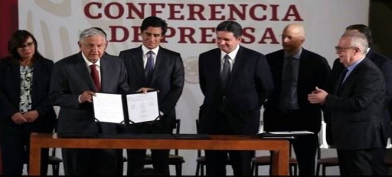 Firma AMLO acuerdo para fondo de 8 mil millones de Dlls. para refinanciar a Pemex