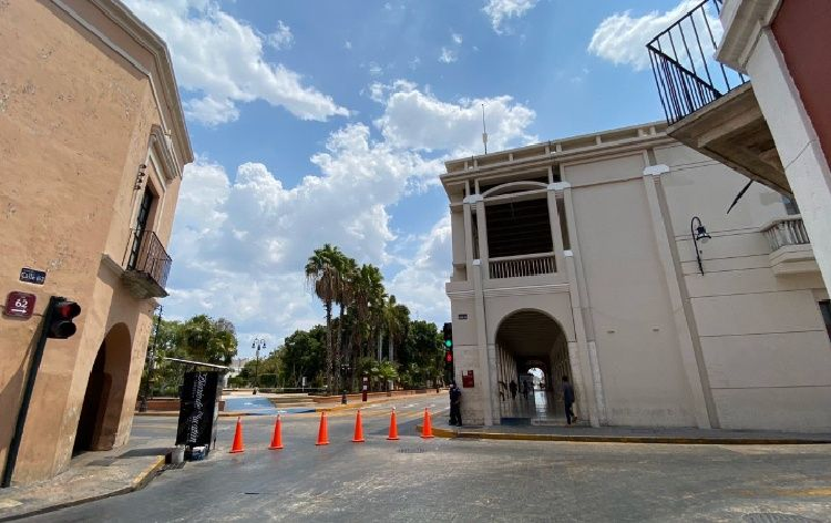 Mérida: Aprovechan la cuarentena para reparar calles del centro histórico