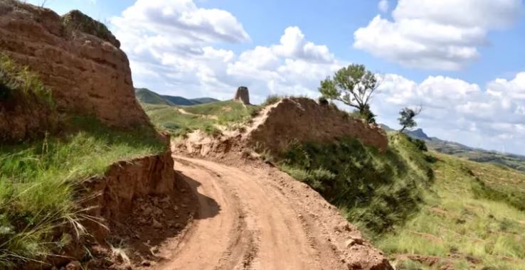 Obreros demolieron parte de la Gran Muralla China para crear un atajo y llegar más rápido a su obra