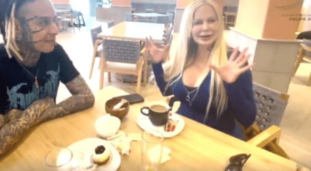 Así promociona el AIFA Sabrina Sabrok: ‘Los utilizo porque no hay gente"