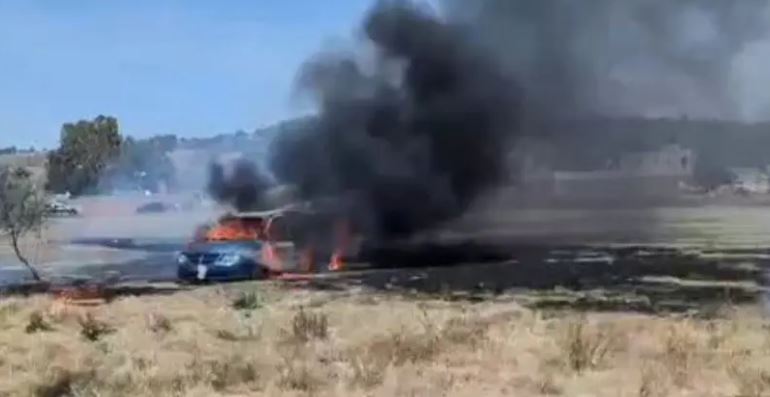 Enfrenta a ladrones y lo matan, pobladores reaccionan y queman camioneta de delincuentes