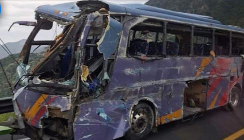 Mueren cuatro tras volcar bus de estudiantes en la Cuacnopalan-Oaxaca