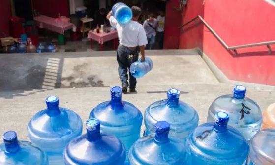 Hallan materia fecal en garrafones de agua "purificada" en CDMX