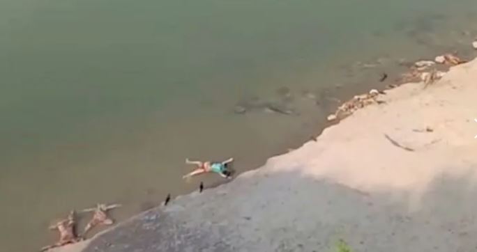 Aparecen más cadáveres flotando en río en la India