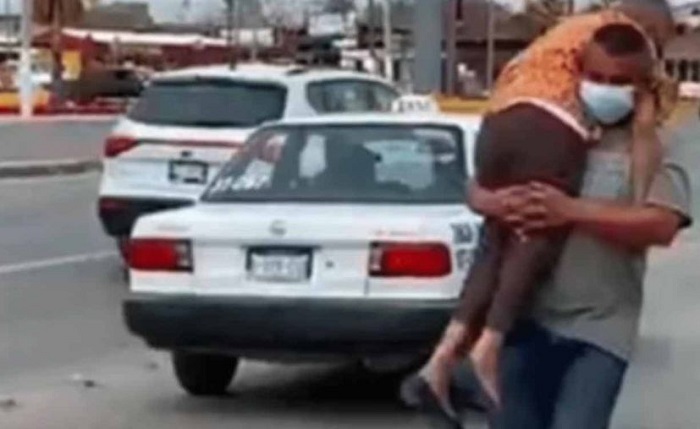 Viral: Hombre carga a su madre para ser vacunada contra Covid-19