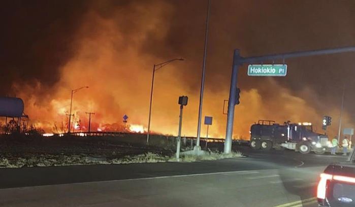 Hospitales en Hawái llenos de pacientes quemados; gente se tira al océano para huir del fuego