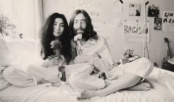 Yoko Ono, viuda de John Lennon, cumple 90 años con muchos estigmas