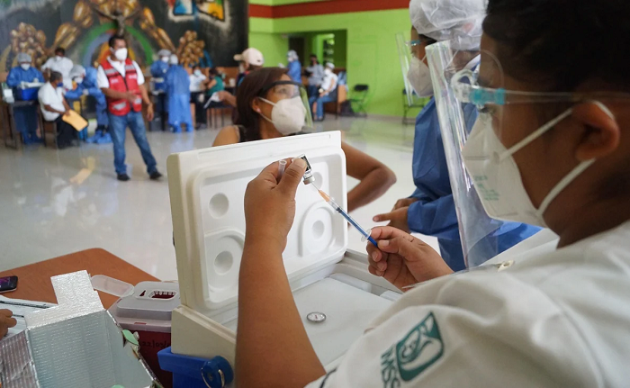 Inicia vacunación anti Covid-19 para sector educación en México