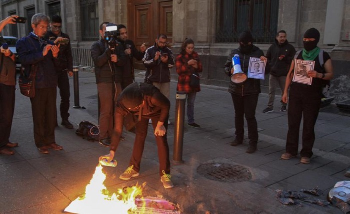 Feministas se manifestó  en las afueras de Palacio Nacional en San Valentín