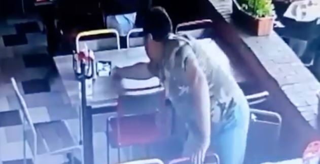 (VÍDEO) Sujeto roba cuenta de mesa en restaurante de Jalisco