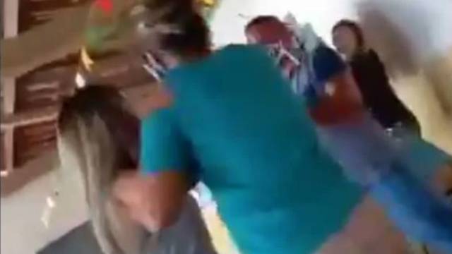 (VIDEO) Va con su amante a vacunarse y se topa a su esposa; arman pelea