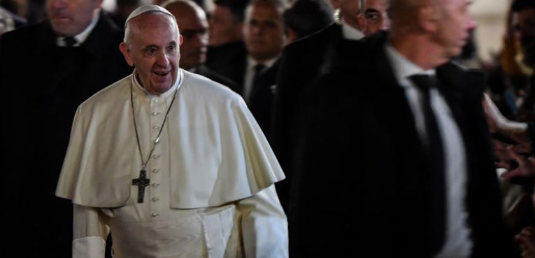 El Papa ofrece disculpa por reprender a mujer que lo jaloneó