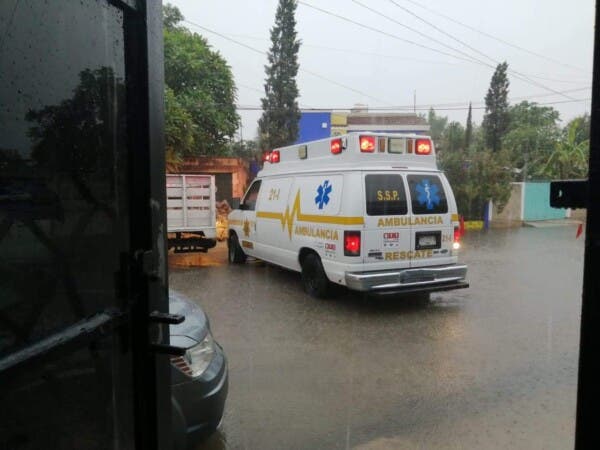 Mérida: Cierran el paso vehicular por lluvias y obstaculizan a una ambulancia