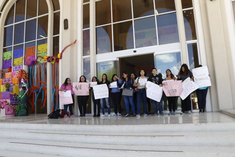 Alumnas exigen freno al acoso y bloquean Rectoría de Universidad de Coahuila