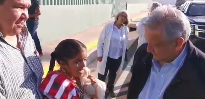 AMLO: “Me la quería comer a besos, pero no puedo por la sana distancia”