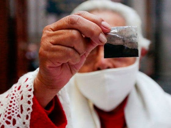 Sacerdotes se reinventan: Dan este miércoles bolsitas de cenizas para llevar