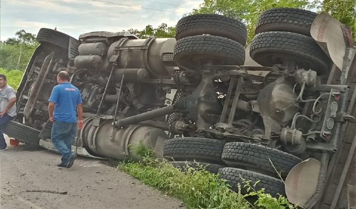 Yucatán: Vuelca con 20 ton de sal y sale ileso