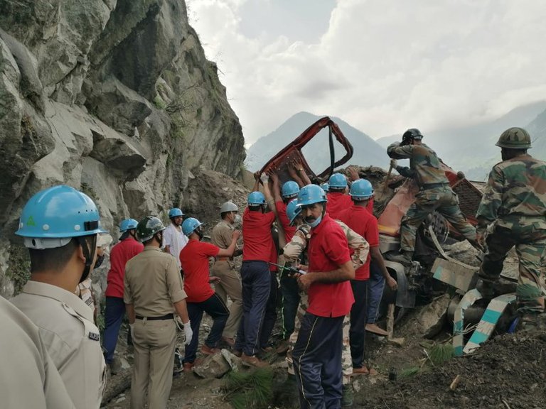 Un desprendimiento de tierra en el Himalaya indio deja 10 muertos y decenas de atrapados