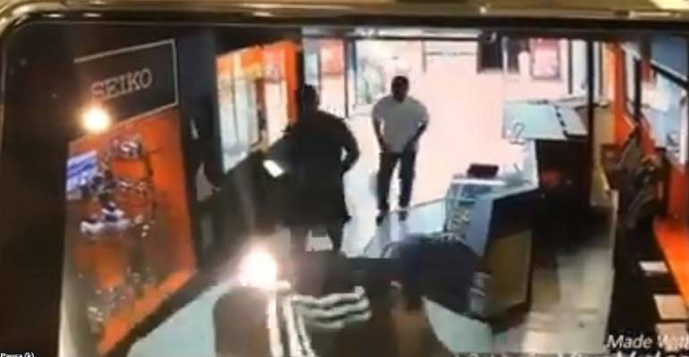 VIDEO: Tres hombres armados asaltan una joyería en Veracruz