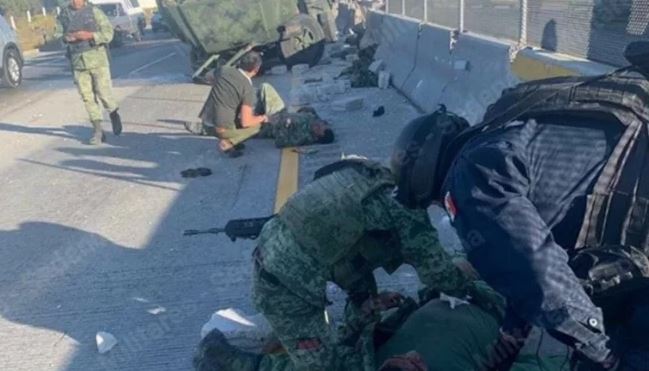 Camión con militares vuelca en la autopista Puebla-Veracruz