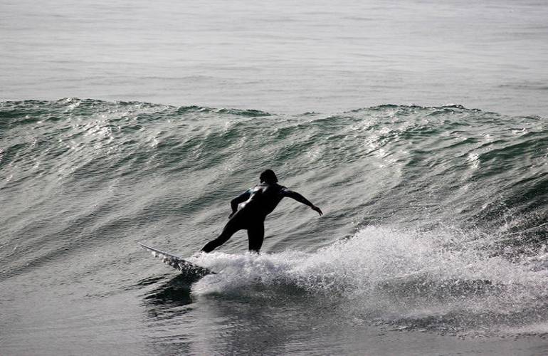 (VIDEO) Rescatan a surfista de gigantesca ola