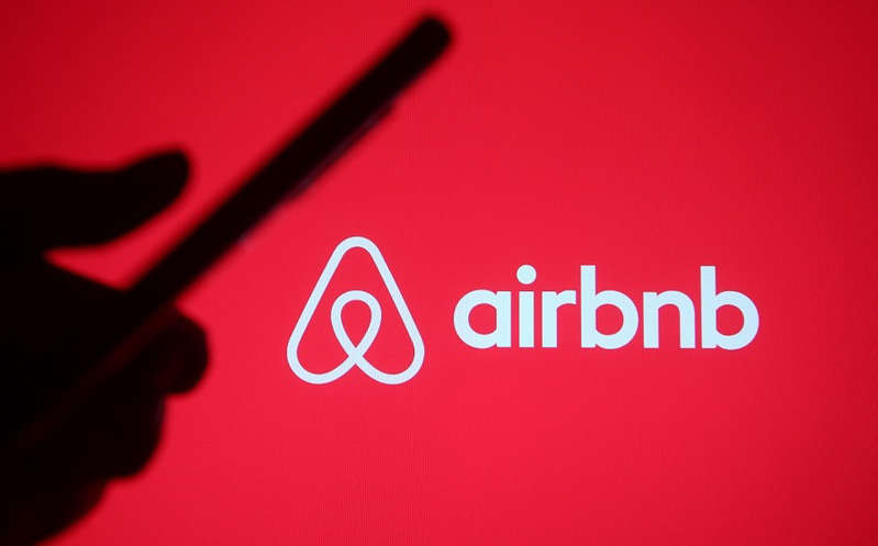 Mujer exhibe a anfitrión de Airbnb que le dejó una lista con reglas tóxicas