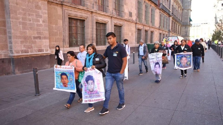 Se reúne AMLO con padres de los 43 en Palacio Nacional