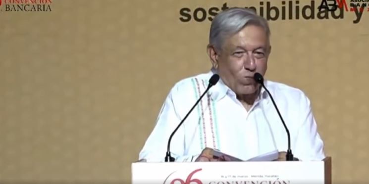 (VÍDEO) López Obrador por error llamaVila "Presidente" y luego dice que fue "Un destape más"