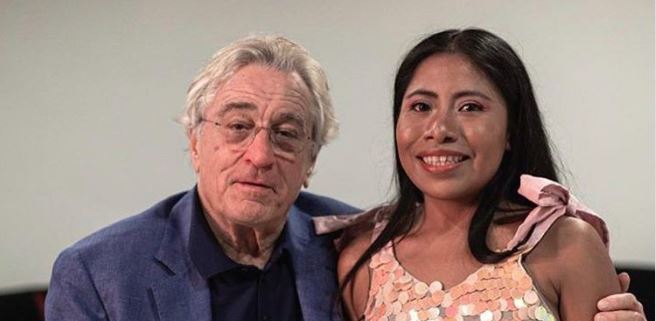 Mira con quien se codea Yalitza: abrazada por Robert De Niro