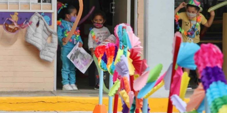 Pese a riesgos de contagio, SEP promueve inflar globos en escuelas; da marcha atrás